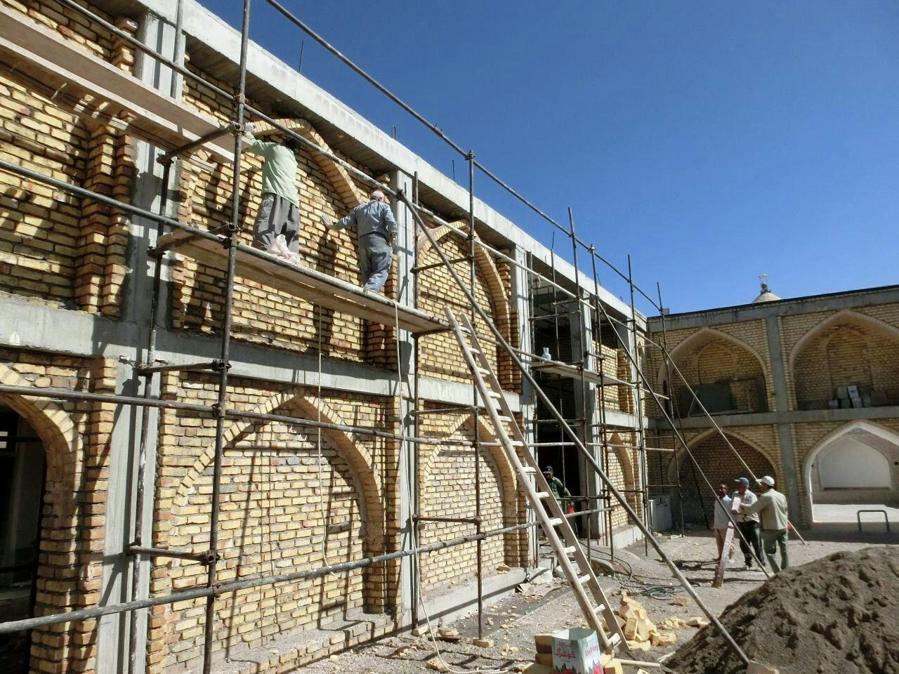 ادامه سفت کاری و نماسازی بیرونی  سالن سقاخانه حضرت ابوالفضل (ع)محله پنجاهه